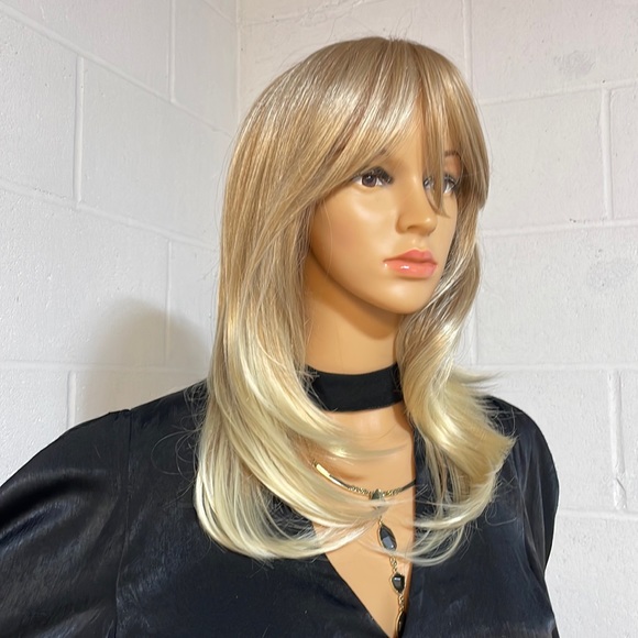 NWT 18” blonde wig classic light honey layers curtain bangs v light blonde ends - Picture 12 of 16